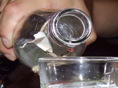 Незаконной реализация спиртосодержащей жидкости